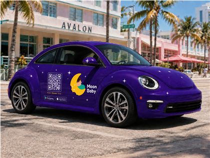 Aplicación móvil de Moon Baby sobre un vehículo